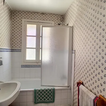Maison De Caractere Avec Jardin, A 300m De La Et Commerces - Fr-1-361-60 * Jullouville-les-Pins